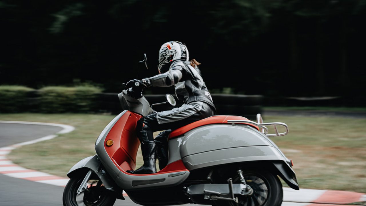 Kumpan 54i:gnite auf der Rennstrecke